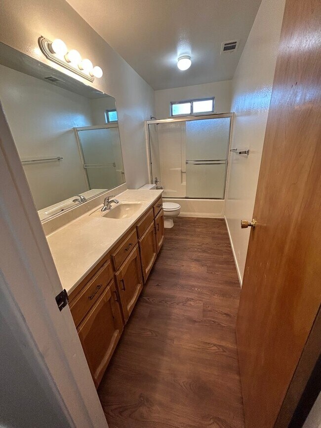 Building Photo - 1846 N Selina Ct