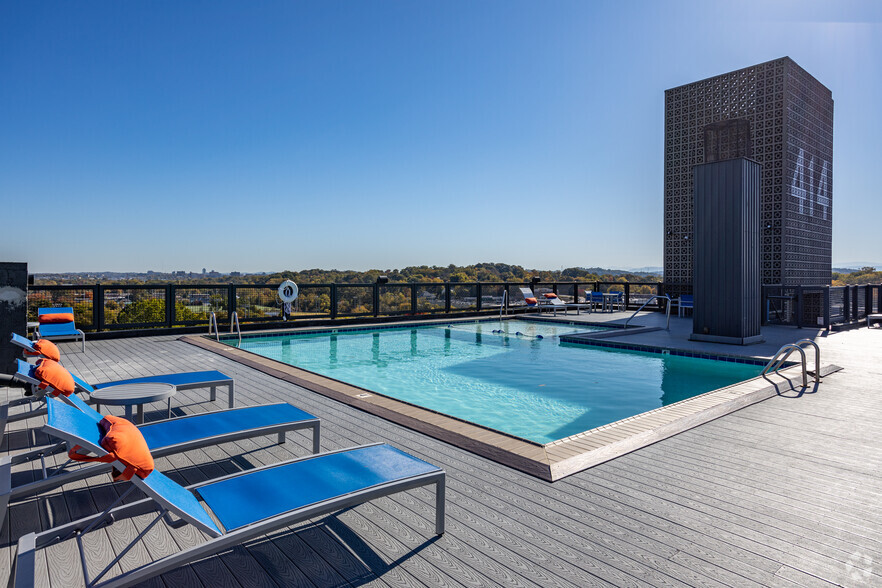 414 Flats - Rooftop Pool - Goldelm at 414 Flats