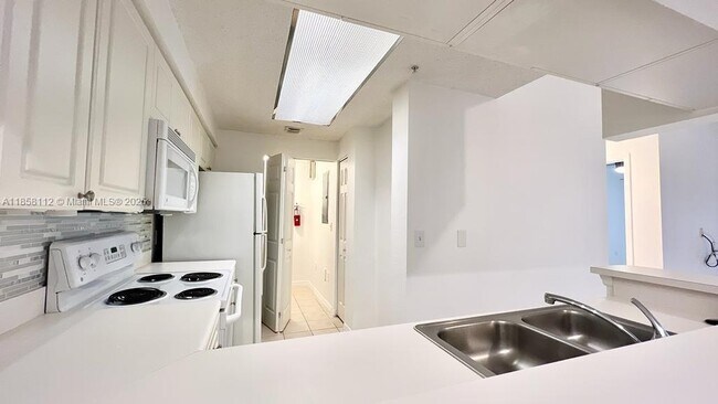 Building Photo - 3021 Alcazar Pl