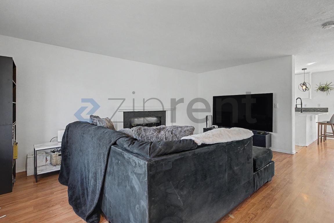 Building Photo - Unit