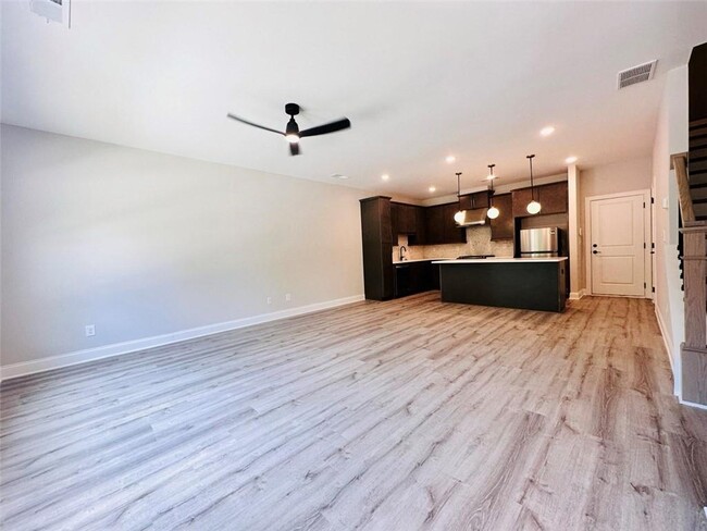 Building Photo - 2426 Lakeshore Ln