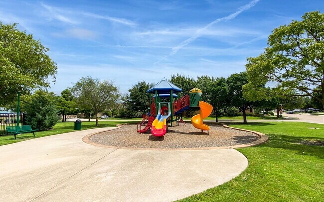 Building Photo - 604 Creekside Dr