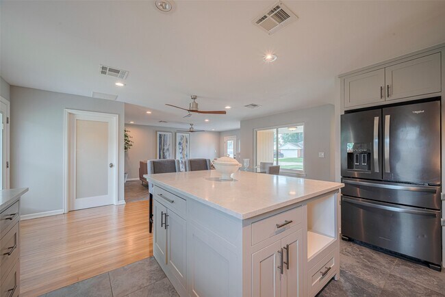Building Photo - 5123 Saxon Dr
