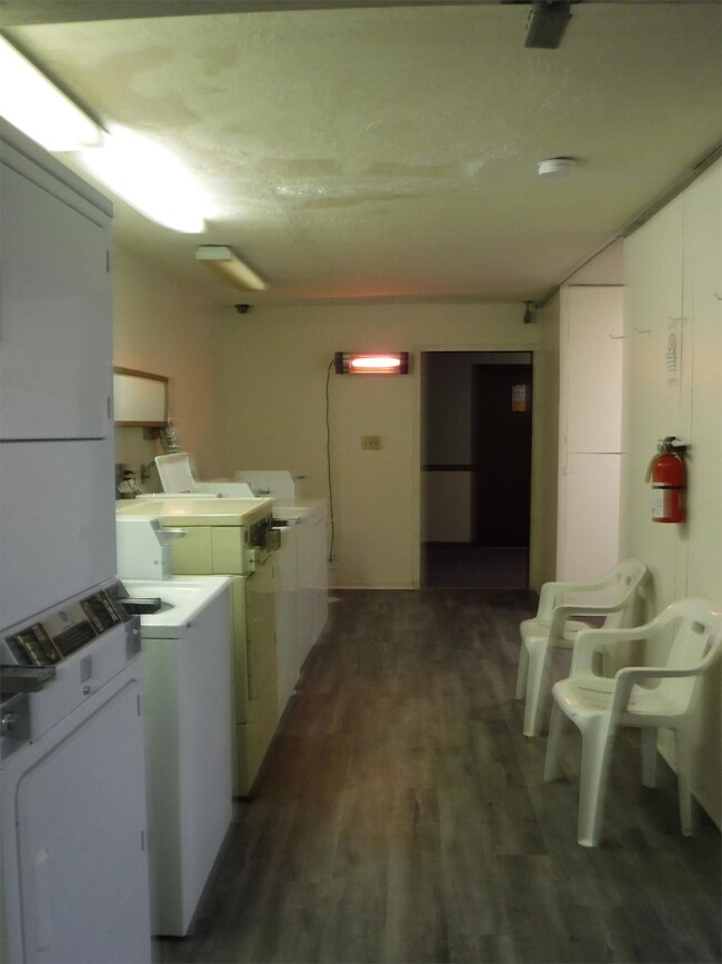 Building Photo - 935 E Colonial Manor Dr