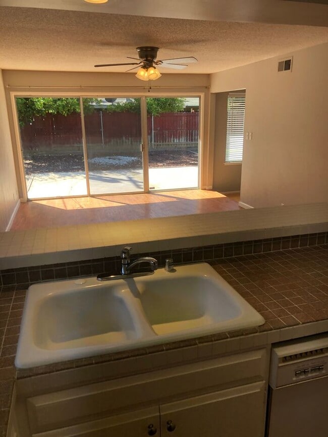 Building Photo - 3 bed 2 bath home for rent in SkyPark area...