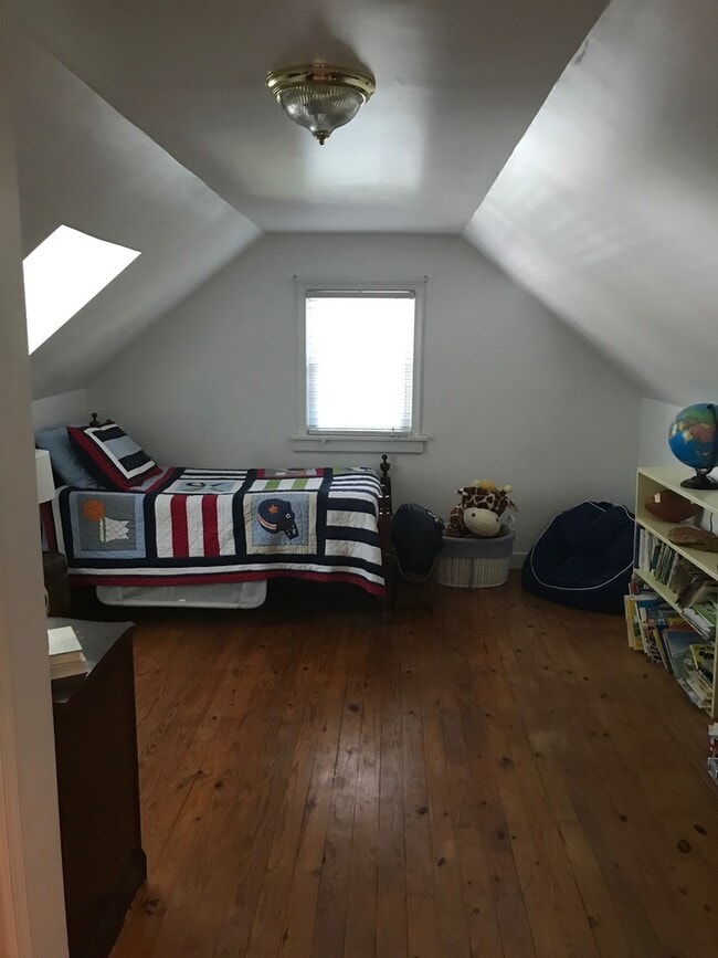 Building Photo - Beautiful 4bdrm/2.5 bath Cape-cod  located in the West End!