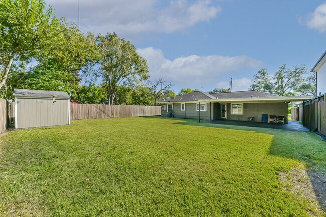 Building Photo - 4702 Maple St