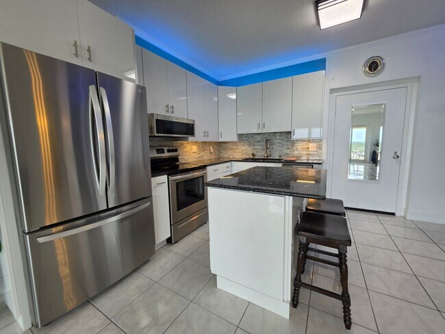 Building Photo - 1BR/1BA waterfront condo with golf course ...