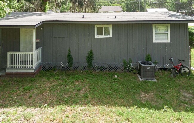 Building Photo - "Cozy 3-Bedroom Gem with a Gated Private B...