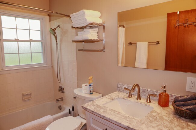 Building Photo - 1714 Carolyn Dr