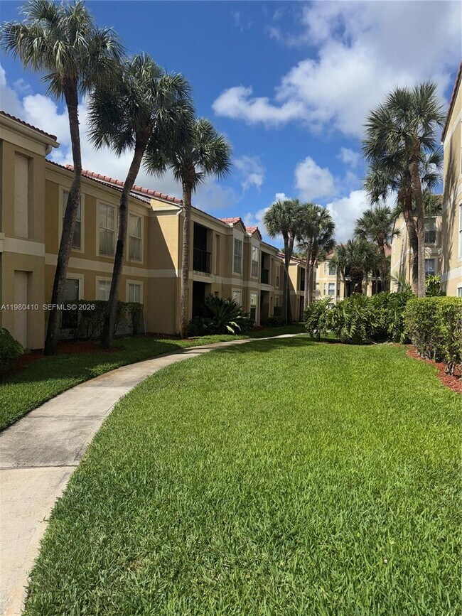 Building Photo - 733 Riverside Dr