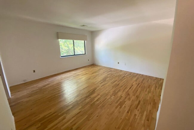 Building Photo - 331 Birch Ln