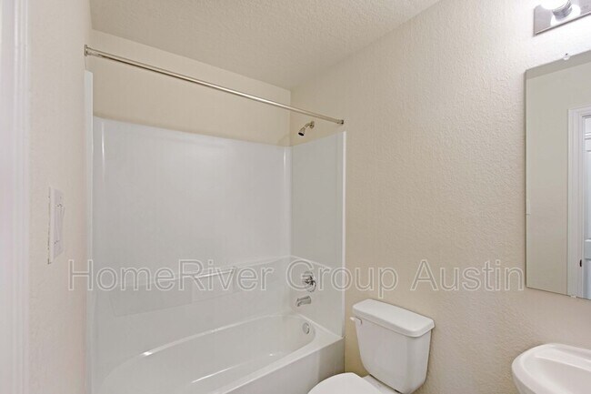 Building Photo - 2018 Richland Dr