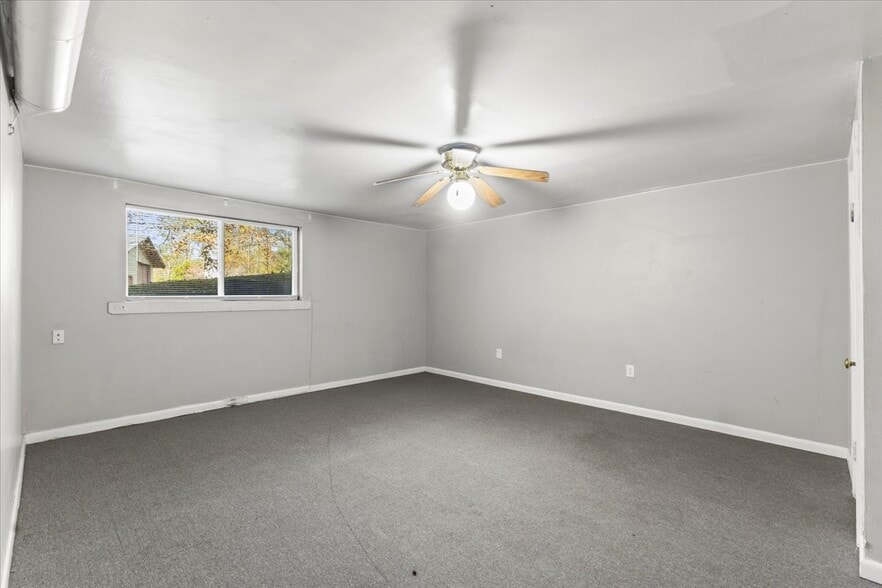 Building Photo - 5013 Eastview Terrace