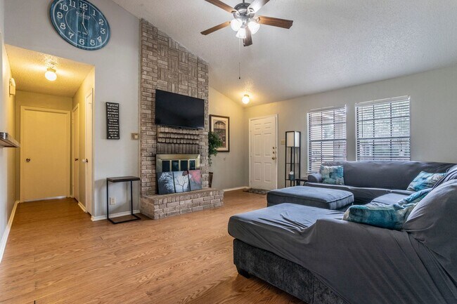 Building Photo - RENOVATED 3-BEDROOM IN NORTHWEST CROSSING