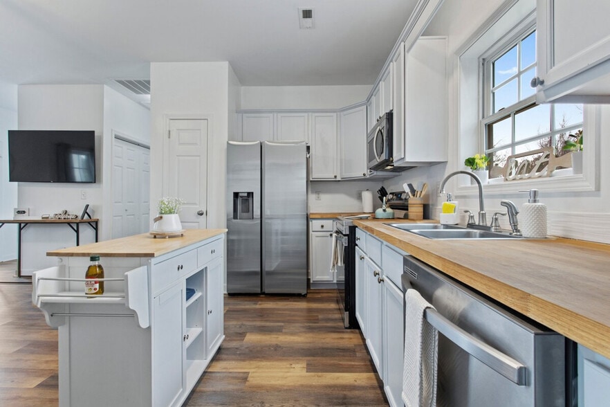 Building Photo - 343 Henderson Ave