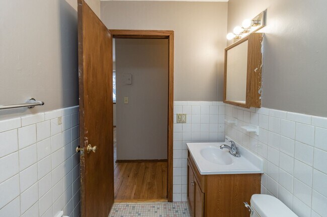 Building Photo - 2 Bed/1 Bath Apart- Off-Street Parking- Near Cub Foods- Available May 1