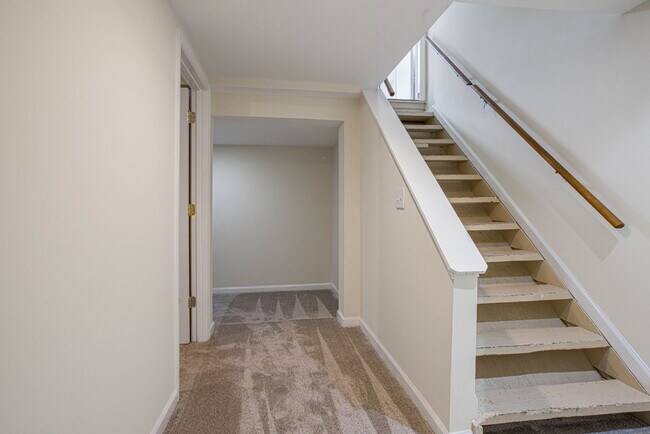 Building Photo - 2509 Crest Ave