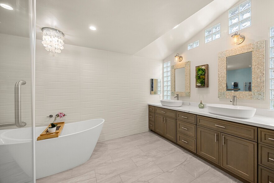 Primary Bath - 19112 Colchester Ln