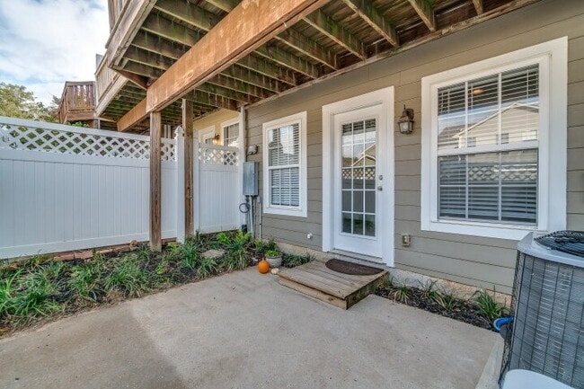 Building Photo - Spacious Lenox Village Townhouse: 3 Beds, ...