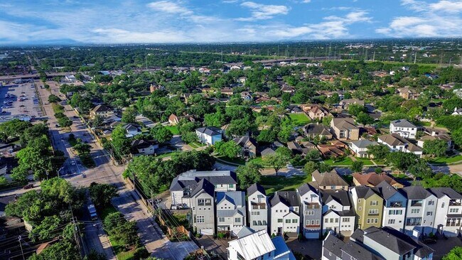Building Photo - 4005 Woodshire Vlg Ests