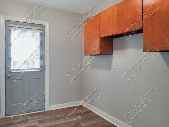 Building Photo - Hardwood Hideaway: 2 Bed/1 Bath, 850 Sq Ft...