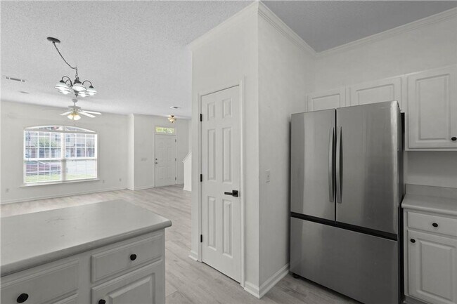 Building Photo - Spacious 3-Bedroom Townhouse in Prime Savannah Location, Move-in Special: FREE RENT for December!!