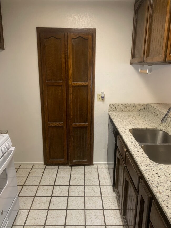 Building Photo - 1127 Bel Aire Cir