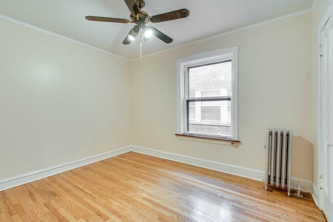 Building Photo - 1434 W Thorndale Ave