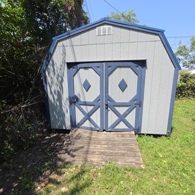 Building Photo - Spacious 3 bedrooms and 2 baths ranch home located on SE Browning St in Lee's Summit, MO
