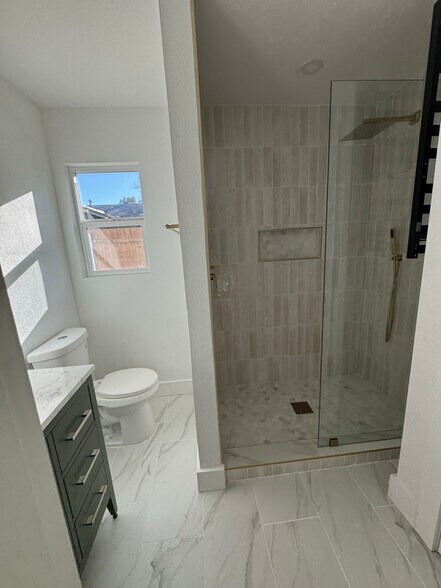 Building Photo - 10206 Oak Hollow Cir