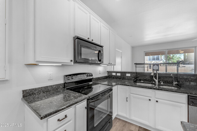 Building Photo - 2318 E Sunland Ave