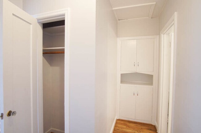 Building Photo - Charming NW 1-Bed Ready Late May!