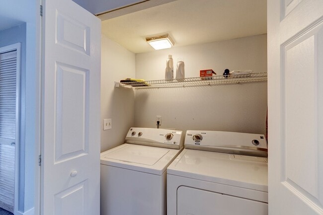 Building Photo - Second Story 2 bed 2 bath condo - W/S/G included!