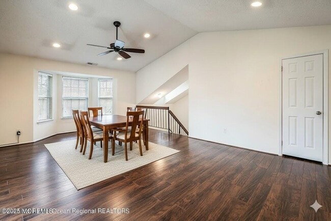 Building Photo - 166 Tulip Ln