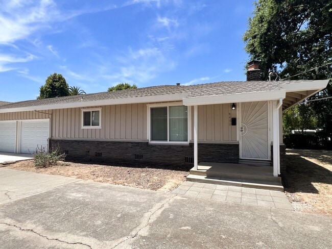 Building Photo - Inviting Duplex Just 5 Minutes from Sac State
