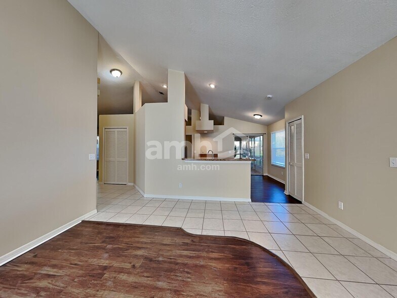 Building Photo - 3334 Lakeview Cir