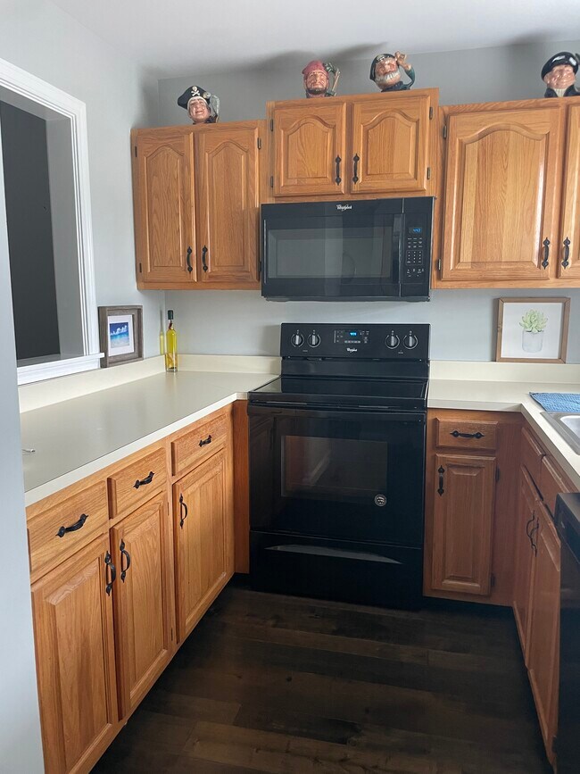 Building Photo - 74 Commodore Cmn