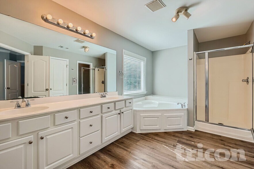 Building Photo - 3605 Long Lake Dr