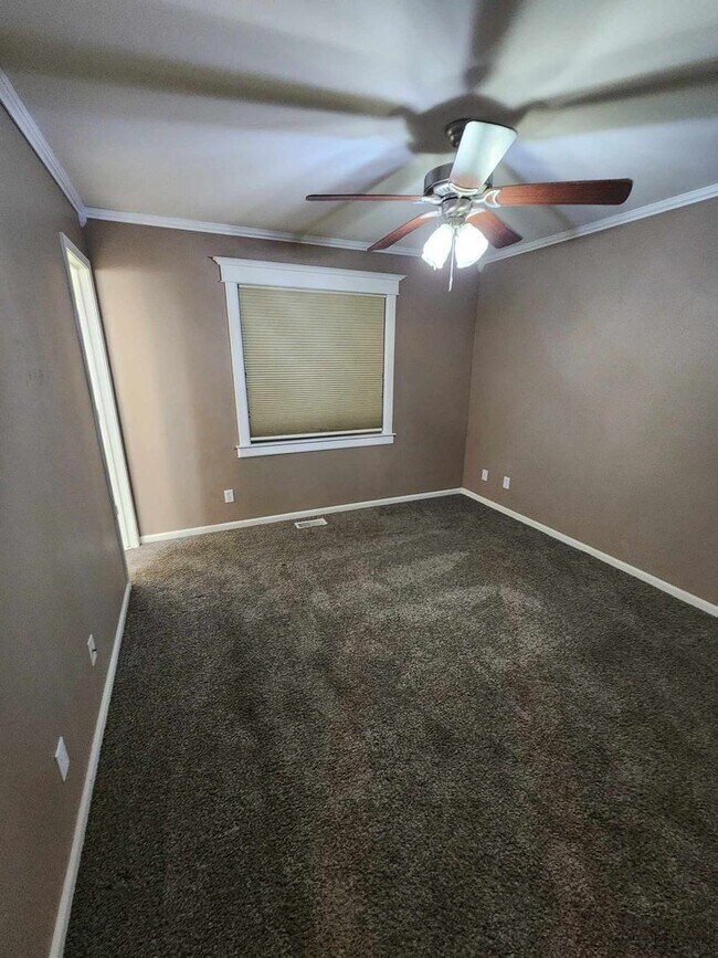 Building Photo - Spacious Three Bedroom!