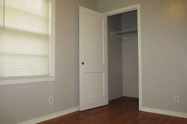 Building Photo - 2/1 with bonus room in Cherrywood Available August!