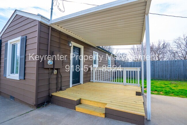 Building Photo - Charming And Cozy 2 Bedroom Home