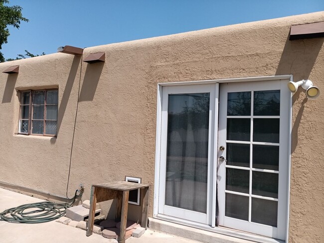 Building Photo - 3 Bedroom, 2-Bathroom in the NE Heights, Close to Everything.