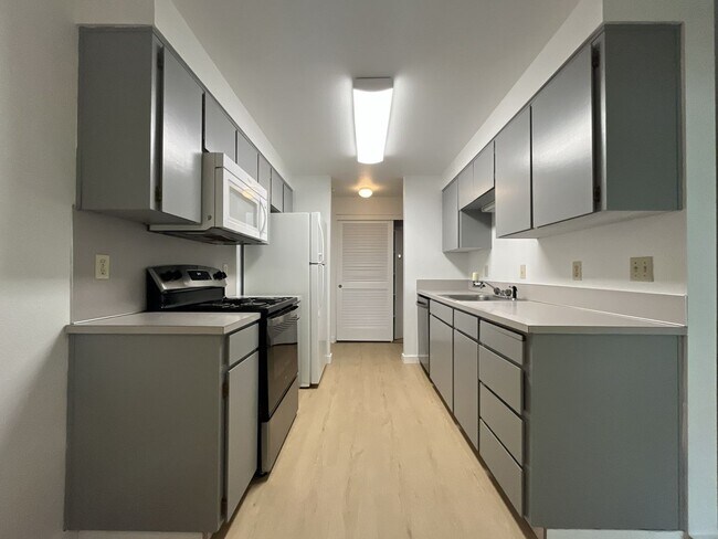 Building Photo - Beautiful Upper-Level Condo in the Heart of Multnomah Village with Private Covered Balcony and In...