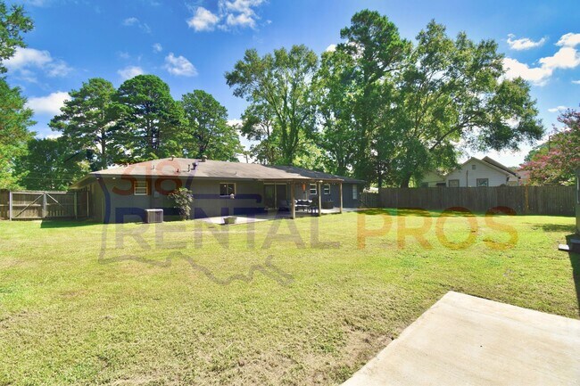 Building Photo - 4 Bed, 3 Bath Home in Ruston