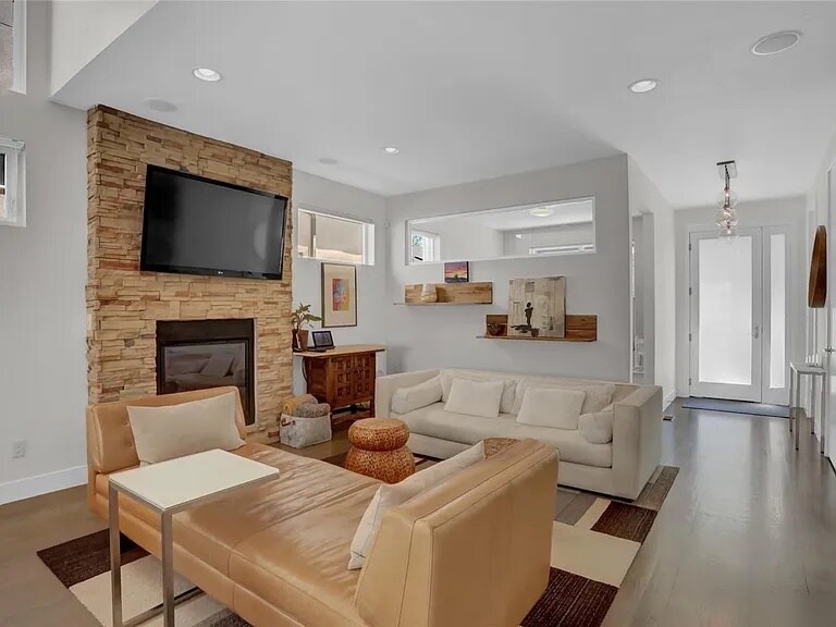 Building Photo - 2713 Grove St