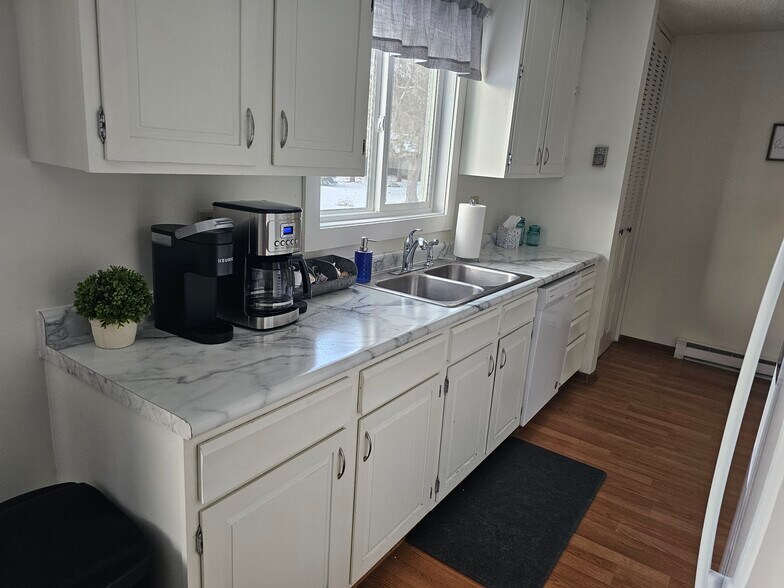 Building Photo - 1006 Oak St