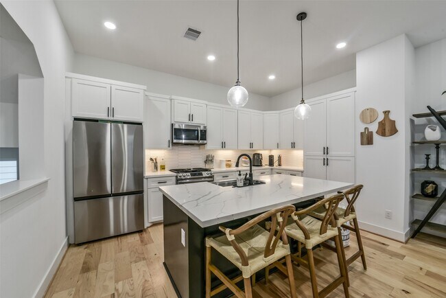 Building Photo - 718 W Donovan St