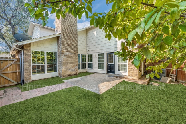 Building Photo - 2211 Heritage Cir