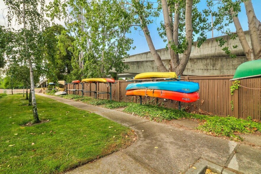 Kayak, Canoe, sail boat rack & backyard boat launch - 86 Pelican Ln